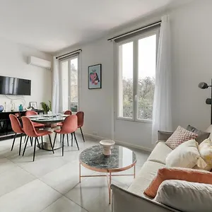Centric 2 Steps Le Marais -republic Apartment